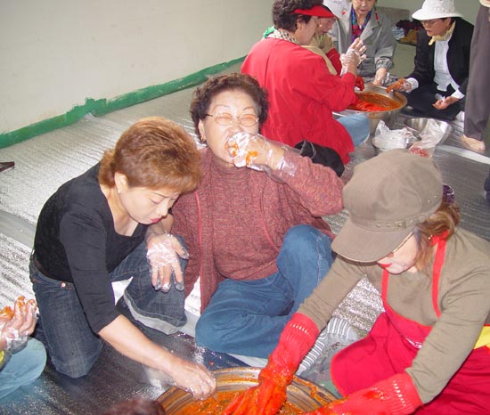 5. 이제 즙장이 다 만들어졌습니다. 정말 맛있게 드시죠? 바로 먹어도 되지만 더 맛있게 먹기위해선 7~10일 정도 실온에 놔뒀다 먹으면 훨씬 맛있습니다. 간단하죠? 